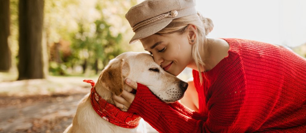 Hund mit seinem Frauchen im Rahmen der Hundeerziehung